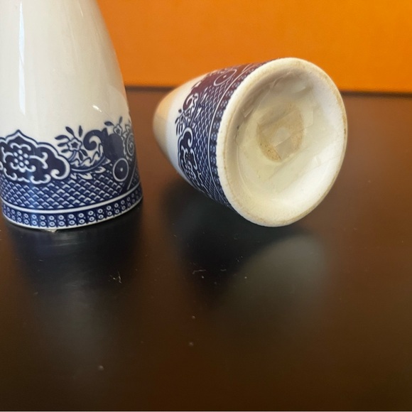 Churchill Blue Willow Salt And Pepper Shakers - Picture 2 of 3